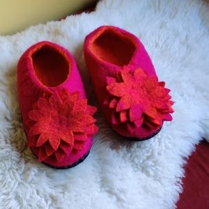 5/$25💖Felt Slippers with Flower and Leather Soles